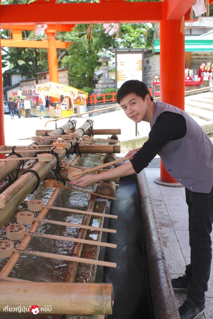 แอดมิน ล้างมือก่อนเข้าศาลเจ้า