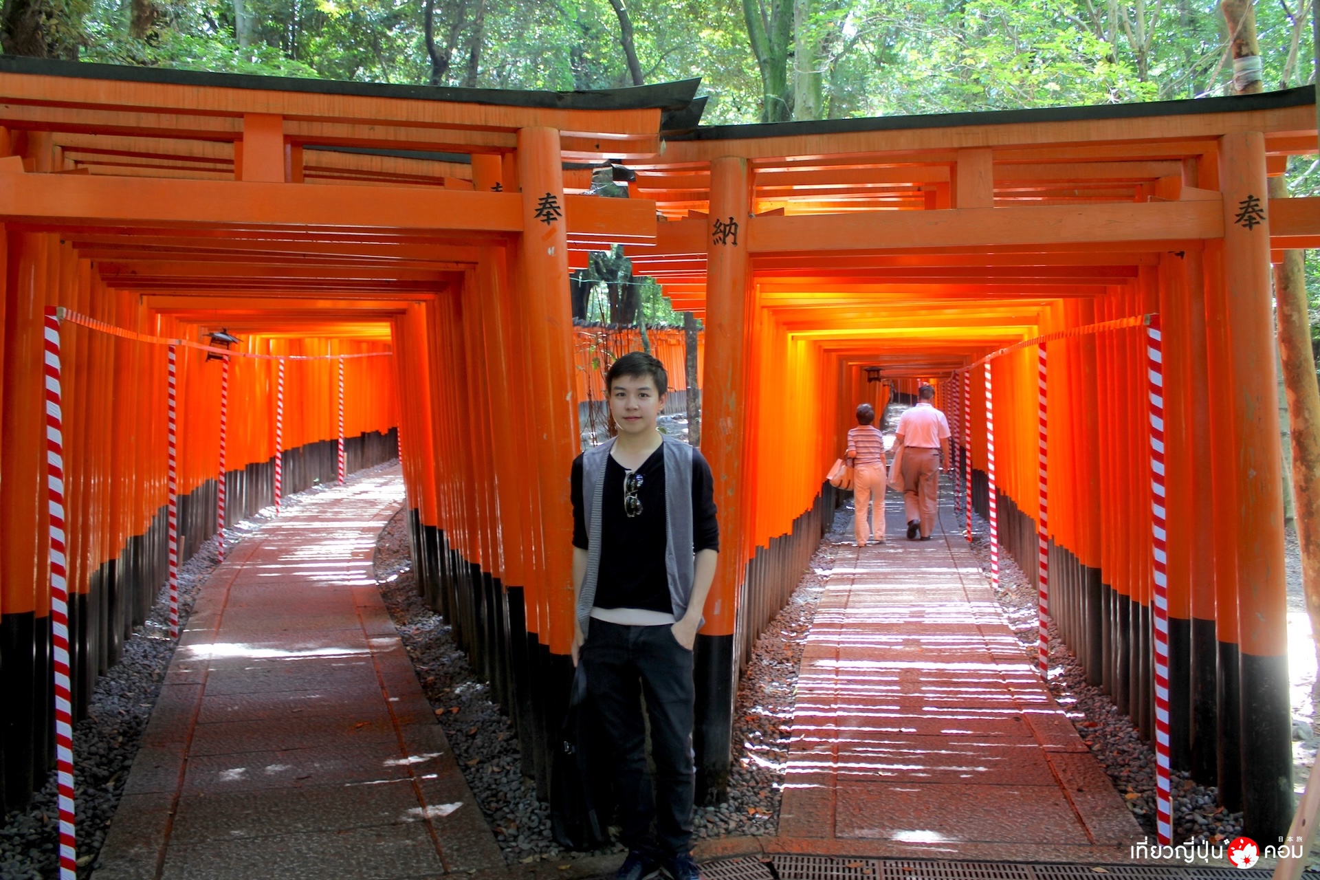 ทางเดินสู่ เสาโทริอิพันต้น Senbon Torii 千本鳥居