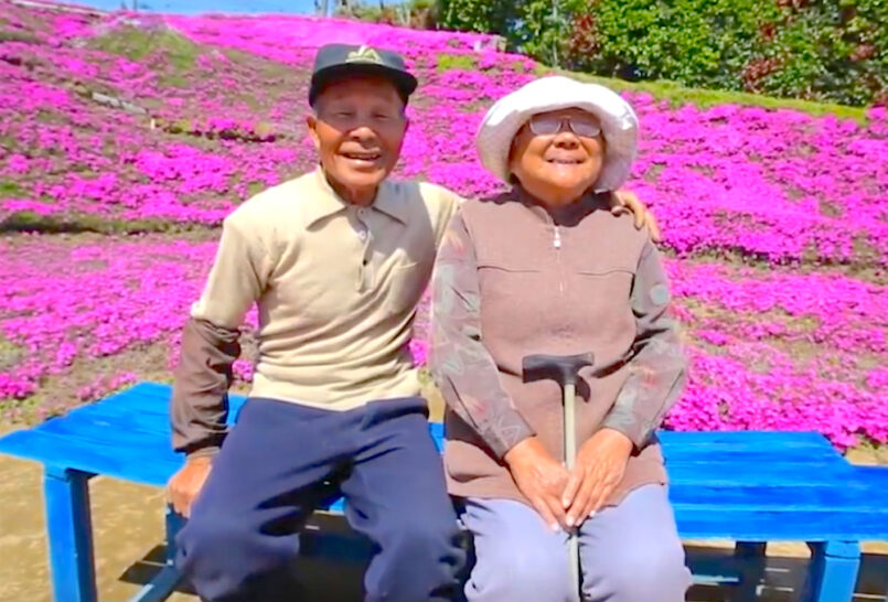 คุณตาปลูกทุ่งพิงค์มอส ให้คุณยายที่ตาบอด กลับมายิ้มได้อีกครั้ง