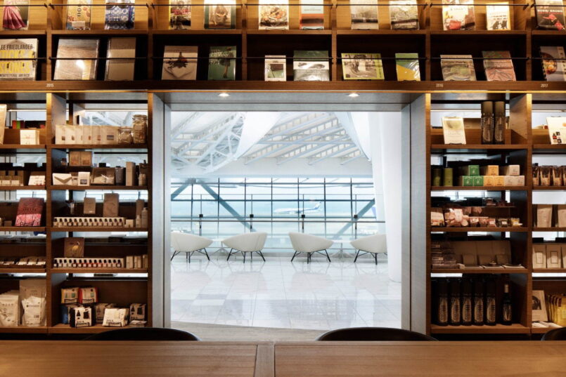 TSUTAYA BOOKS สาขาใหม่ที่ สนามบิน Haneda ในสไตล์ Book & Cafe