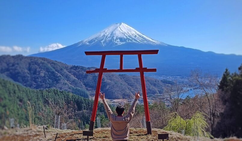 Yamanashi: ซุ้มประตูโทริอิแห่งท้องฟ้า Tenku-no-Torii ศาลเจ้า Kawaguchi Asama Shrine ที่มีฉากเป็นฟูจิซัง